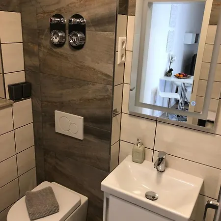 Exklusive Moderne 2 Zi. In Ruhiger Lage *