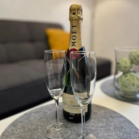 Exklusive Moderne 2 Zi. In Ruhiger Lage *